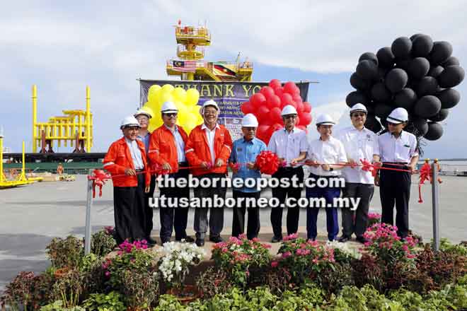  Masing (tengah), Zakaria (empat kanan), Kho (empat kiri) serta tetamu kehormat lain melakukan simbolik Majlis ‘Sail Away of Topside D28 Phase 1’, Oceanmight Sdn Bhd di KKB Engineering Berhad (Limbungan Minyak dan Gas), Jalan Bako dekat Kuching semalam.