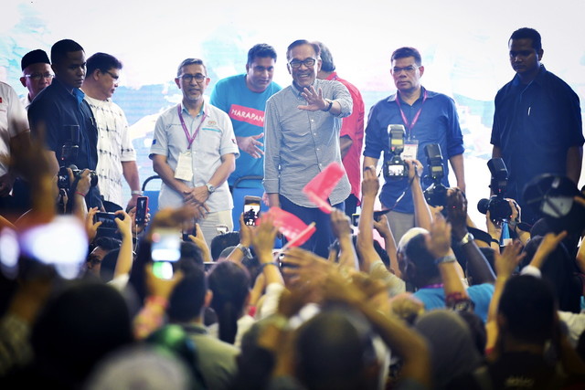 Anwar (tengah) meraikan kemenangan bersama penyokongnya selepas menang Pilihan Raya Kecil (PRK) Parlimen P.132 Port Dickson di Bilik Gerakan Utama Pakatan Harapan malam ini. - Gambar Bernama