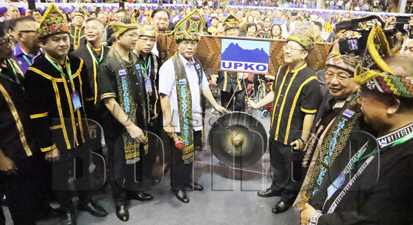 MADIUS (dua kiri) menyaksikan Ketua Menteri Datuk Seri Mohd Shafie Apdal (tiga kiri) memalu gong sebagai gimik perasmian persidangan itu.