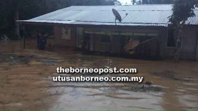  Keadaan banjir kilat hampir menenggelamkan dua rumah petang kelmarin.