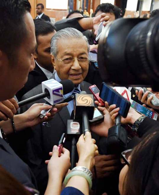  Dr Mahathir menjawab pertanyaan pemberita selepas menghadiri Mesyuarat Kedua Penggal Pertama Majlis Parlimen ke-14 di Bangunan Parlimen semalam. — Gambar Bernama