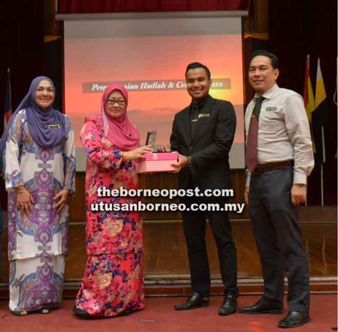  Hamsiah menerima Anugerah Tokoh Maal Hijrah (Wanita) pada majlis tersebut.