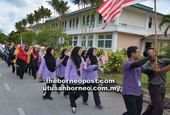  Antara staf IPGKTAR yang terlibat dalam perarakan dan perbarisan Jalur Gemilang pada Perhimpunan Khas Sambutan Hari Malaysia dan Maal Hijrah 2018.