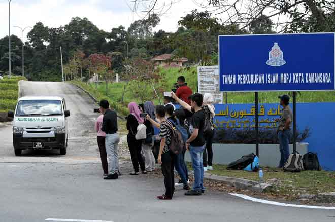  Van yang membawa jenazah bekas Ketua Pegawai Eksekutif Cradle Fund Sdn Bhd Allahyarham Nazrin Hassan kelihatan keluar dari Tanah Perkuburan Islam Seksyen 9 Kota Damansara sebaik jenazah dikebumikan semula setelah selesai dibedah siasat buat kali kedua di Kuala Lumpur, semalam. — Gambar Bernama