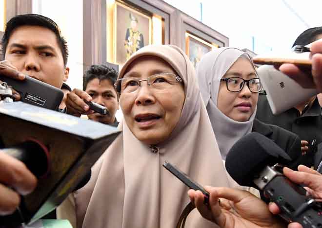  Wan Azizah menjawab pertanyaan media selepas menghadiri Mesyuarat Kedua Penggal Pertama Majlis Parlimen ke-14 di Bangunan Parlimen dekat Kuala Lumpur, semalam. — Gambar Bernama