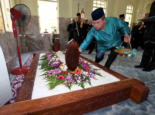  Sultan Ibrahim menabur bunga di atas makam Almarhumah Enche’ Besar sempena Hari Hol di Makam Diraja Bukit Mahmoodiah, Johor Bahru semalam. — Gambar Bernama