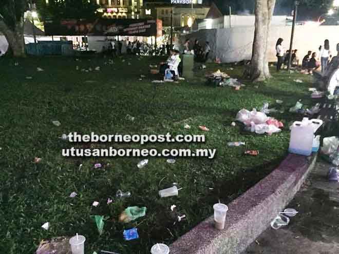  Gambar yang ditular dalam media sosial menunjukkan Tebingan Kuching penuh dengan sampah selepas Majlis Perasmian Air Pancut Berirama Darul Hana malam Ahad lepas.