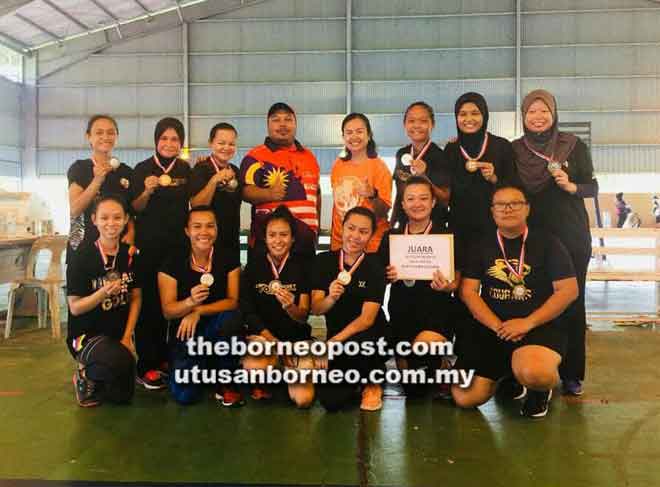  Pasukan Cougars menerima wang tunai dan medal selepas muncul juara Pertandingan Bola Jaring HSN 2018 malam kelmarin.