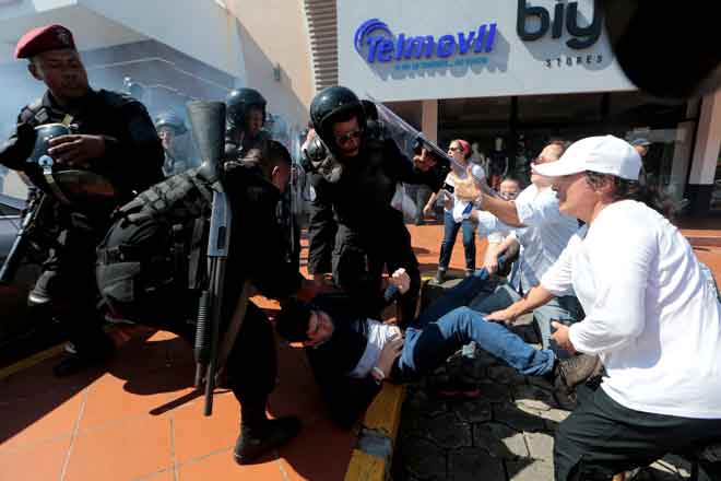  Polis bergelut dengan penunjuk perasaan ketika bantahan di Managua, Nicaragua kelmarin. — Gambar Reuters 
