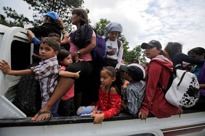  Rakyat Honduras yang melarikan diri dari kemiskinan dan keganasan                di negara asal menaiki lori pikap ketika dalam perjalanan ke Amerika Syarikat, di baha-gian barat Honduras kelmarin. — Gambar Reuters 