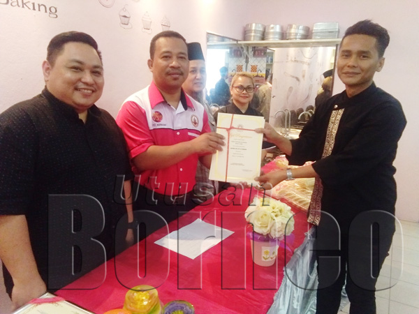 WAKIL peserta menerima sijil disampaikan oleh Mohd Norwawi.