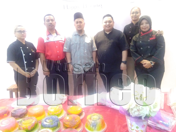 CHEF Tinah (dari kiri), bersama Mohd Norwawi, Fazal Baniamin, Riswan Basran, Chef Rafidah Yacob dan Chef Emmalinda Jait. 