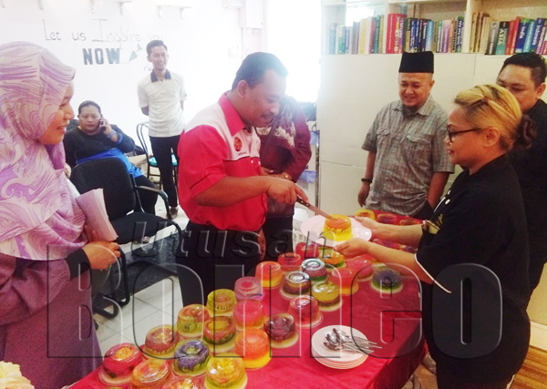 MOHD Norwawi (dua kiri) mencuba produk 3D Flower Jelly yang dihasilkan oleh peserta kursus.