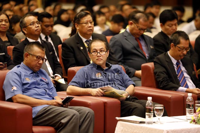 Amir (duduk, tengah) ketika hadir merasmikan Sesi Town Hall Pengurusan Pekerja Asing di Malaysia anjuran Jawatankuasa Bebas Pengurusan Pekerja Asing di sebuah hotel terkemuka di sini, hari ini.