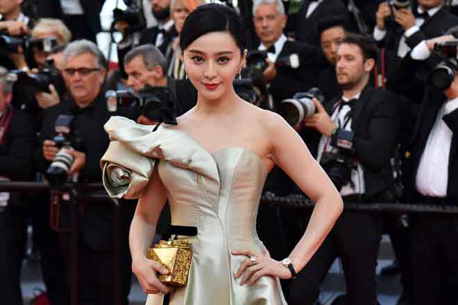  Gambar fail yang diambil pada 11 Mei 2018 ini menunjukkan aktres China Fan Bingbing semasa tiba untuk tayangan perdana filem ‘Ash is Purest White (Jiang hu er nv)’ di edisi ke- 71 Festival Filem Cannes di Cannes, selatan Perancis France. — Gambar AFP