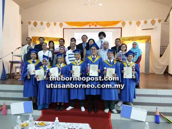  Dr Teo (tiga kanan baris belakang) serta tetamu bersama penerima anugerah dan ibu bapa masing-masing pada Majlis Apresiasi Tingkatan Lima SMK St Columba di Miri semalam. 