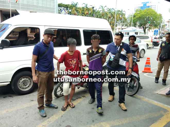  Dua remaja lelaki belasan tahun (dua kiri dan dua kanan) dibawa ke CPS Miri untuk tindakan lanjut. 