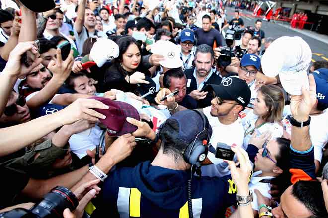  Hamilton melayan kerenah peminatnya semasa tiba di Mexico untuk Formula Satu Grand Prix Mexico di Autodromo Hermanos Rodriguez, Mexico City. — Gambar AFP