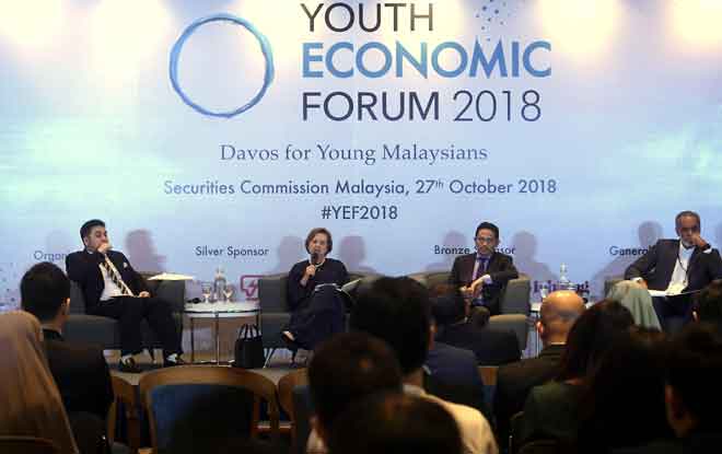  Zeti (dua kiri) menyampaikan ucapan dalam agenda ekonomi pada Forum Ekonomi Belia 2018 di Suruhanjaya Sekuriti Malaysia, Kuala Lumpur, semalam. — Gambar Bernama