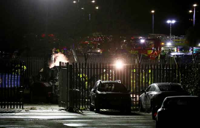  Keadaan di tempat kejadian menunjukkan bangkai helikopter milik Vichai yang terhempas di luar Stadium King Power di Leicester, kelmarin. — Gambar Reuters