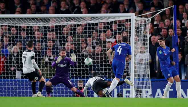  Fabregas menjaringkan gol ketiga Chelsea ketika beraksi pada perlawanan pusingan keempat Piala Liga Inggeris menentang Derby di Stamford Bridge Rabu lepas. — Gambar AFP