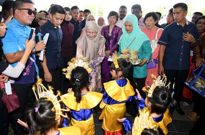  Wan Azizah disambut oleh kanak-kanak tadika pada Sambutan Hari Keluarga Lembaga Penduduk dan Pembangunan Keluarga Negara (LPPKN) Kebangsaan di Seremban, semalam. — Gambar Bernama