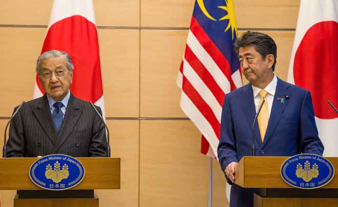  Dr Mahathir (kiri) ketika mengadakan sidang media bersama dengan rakan sejawatnya Abe selepas mesyuarat dua hala di Pejabat Perdana Menteri di Tokyo, semalam. — Gambar Bernama