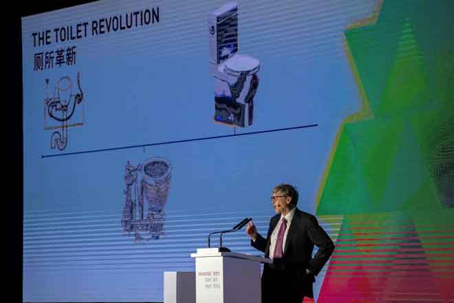  Bill Gates menyampaikan ucapan semasa ekspo tersebut di Beijing, semalam. — Gambar AFP