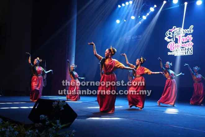  Beberapa kumpulan menyajikan kepelbagaian seni tari dalam saingan Festival Tari Borneo 2018.