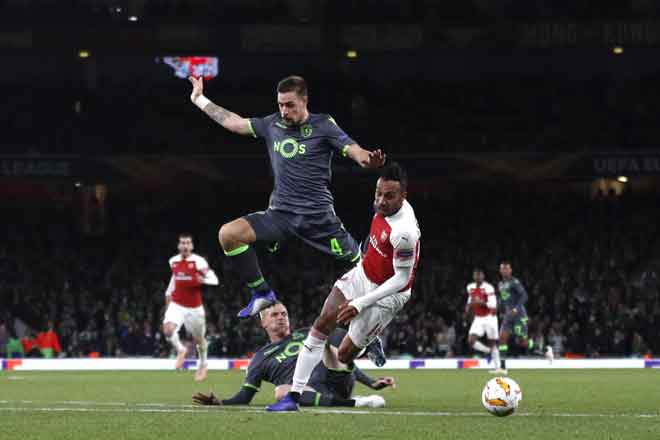  Antara babak-babak aksi perlawanan Liga Europa di antara Arsenal dan Sporting di Stadium Emirates, di London. — Gambar AFP
