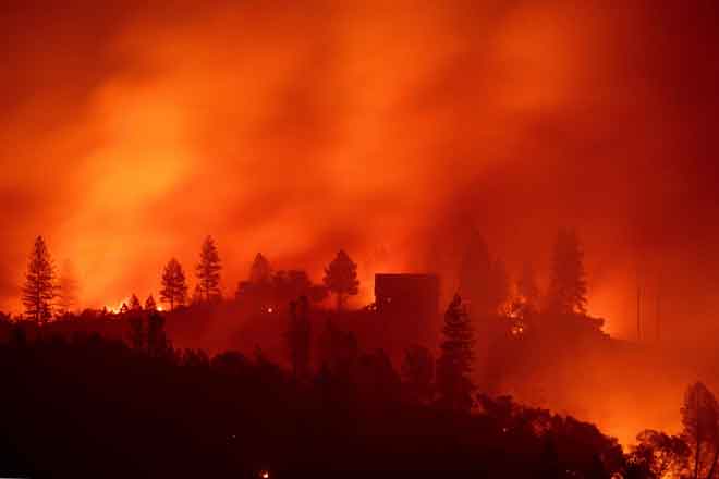  Kebakaran Camp Fire memusnahkan kawasan rabung dekat Big Bend, California kelmarin. — Gambar AFP