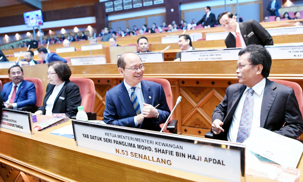 SHAFIE membincangkan sesuatu dengan Timbalan Ketua Menteri Datuk Seri Madius Tangau sebelum Persidangan Dewan Undangan Negeri Sabah bermula di Bangunan Dewan Undangan Negeri Sabah hari ini.