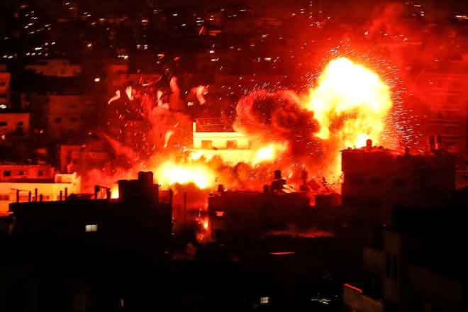  Gambar yang dirakam pada 12 November lepas menunjukkan bebola api di atas bangunan yang menempatkan                 stesen televisyen kendalian Hamas, Al-Aqsa TV, di Semenanjung Gaza sewaktu serangan udara Israel. — Gambar AFP