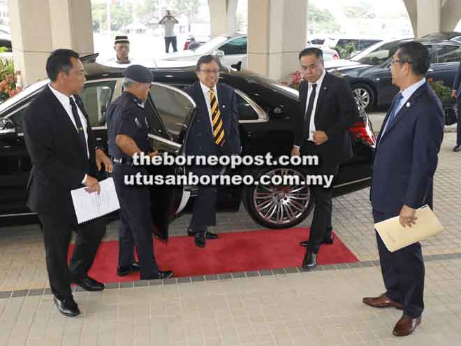  Abang Johari tiba di lobi Kompleks Dewan Undangan Negeri Sarawak di Kuching untuk menghadiri Persidangan Dewan Undangan Negeri semalam.