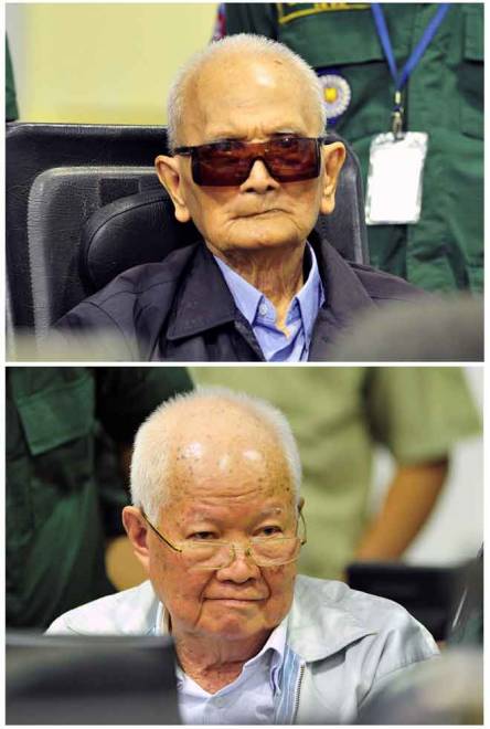  Gambar kombinasi Nuon Chea (atas) dan Khieu Samphan yang duduk di dalam bilik mahkamah Kamar Luar Biasa Mahkamah Kemboja (ECCC) sewaktu mahkamah membuat keputusan, di Phnom Penh, Kemboja semalam. — Gambar Reuters