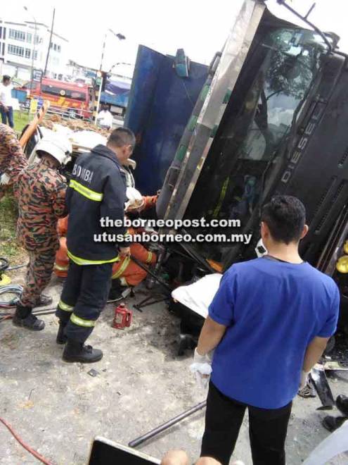  Anggota bomba berusaha mengeluarkan mangsa yang tersepit di bawah lori tersebut.