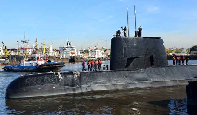  Kapal selam tentera Argentina ARA San Juan bersama kru meninggalkan pelabuhan Buenos Aires, Argentina pada 2 Jun 2014. — Gambar Reuters