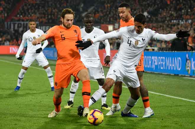  Sebahagian daripada babak-babak aksi perlawanan Liga Negara-Negara di antara Belanda dan Perancis di Stadium Rotterdam di Belanda. — Gambar AFP