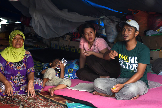 Mangsa kejadian gempa dan tsunami Abdul Darwis, 34, dan isteri Rizki Nur Hadrianti, 26, hidup serba ringkas di khemah sementara. - Gambar Bernama 