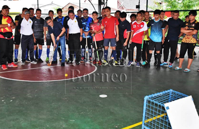 Dr Annuar memukul bola ke gawang gol sebagai simbolik perasmian Pertandingan Hoki Lima Sebelah Tertutup Sibu 2018 Piala DUN Nangka di Padang Futsal Kampung Dato Baru yang bermula pagi tadi.