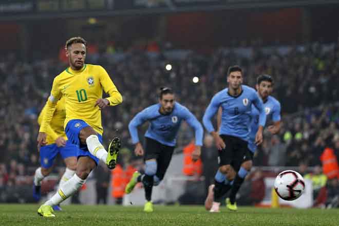  Neymar menjaringkan gol melalui tendangan penalti pada aksi perlawanan persahabatan antarabangsa di antara Brazil dan Uruguay di Stadium Emirates di London. — Gambar AFP