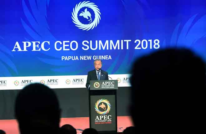  Dr Mahathir menyampaikan ucapan pada APEC CEO Summit 2018  di bandar Port Moresby, semalam. Dr Mahathir mengetuai delagasi Malaysia pada persidangan kali ini yang akan berlangsung pada 17-18 Nov 2018. — Gambar Bernama