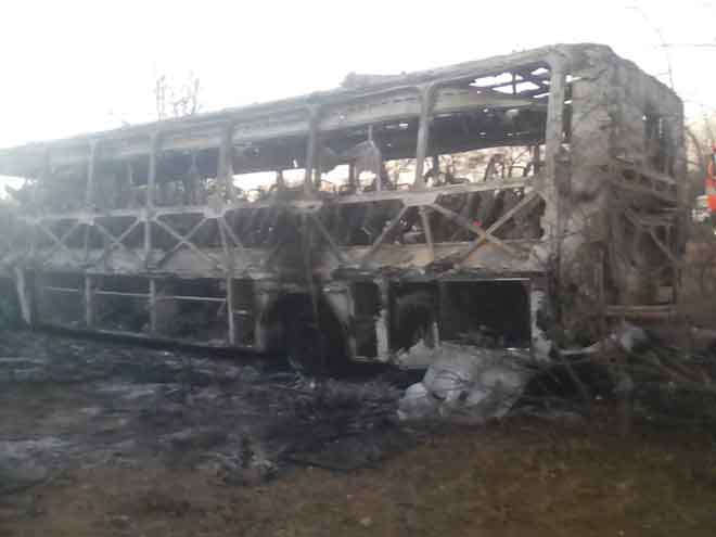  Bangkai bas penumpang yang rentung selepas ia terbakar kelihatan di Beitbridge, Zimbabwe dalam gambar serahan yang diterima kelmarin. — Gambar Reuters