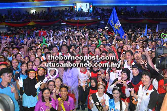  Abang Johari (tengah) serta kenamaan lain ketika bersama belia pada Sambutan Hari Belia Peringkat Negeri Sarawak 2018 di Sibu, semalam.