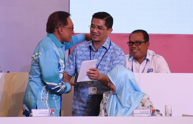 Azmin (tengah) menerima ucapan tahniah daripada Anwar (kiri) dan Dr Wan Azizah selepas menyampaikan ucapan penggulungan sempena Kongres Nasional Keadilan Ke-13, 2018 di Ideal Convenction Centre Shah Alam (IDCC), hari ini. - Gambar Bernama