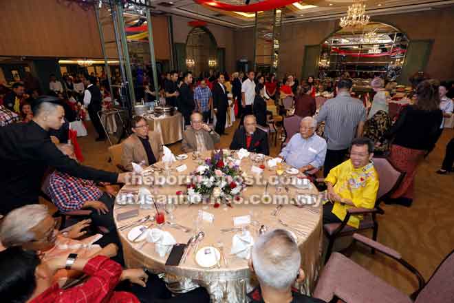 Abang Johari bersama Uggah, Masing, Asfia serta menteri-menteri kabinet negeri lain pada majlis Malam Sarawak Backbenchers di Kuching, baru-baru ini. — Gambar Chimon Upon