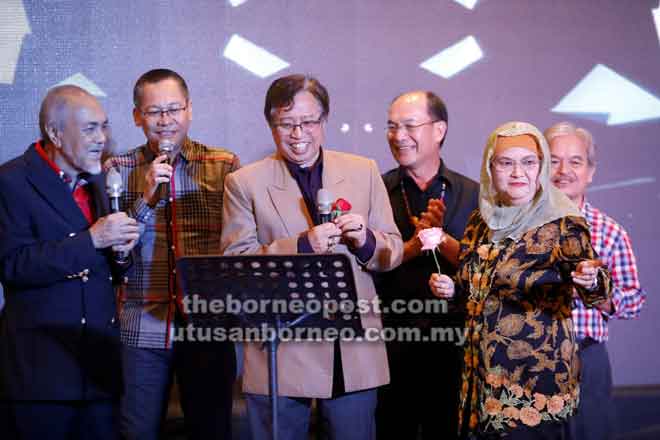  Abang Johari mendendangkan lagu bersama Juma’ani pada majlis Malam Sarawak Back Benchers di Kuching. Turut kelihatan, Asfia, Menteri Muda Hal Ehwal Korporat Abdullah Saidol, Timbalan Speaker DUN Dato Gerawat Gala dan Paulus. — Gambar Chimon Upon