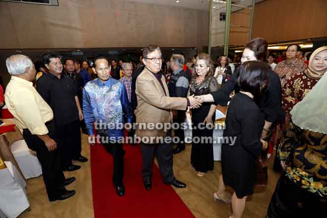  Abang Johari disambut mesra semasa tiba pada majlis Malam Sarawak Backbenchers bertemakan Sayang Sarawak di Kuching, baru-baru ini. — Gambar Chimon Upon