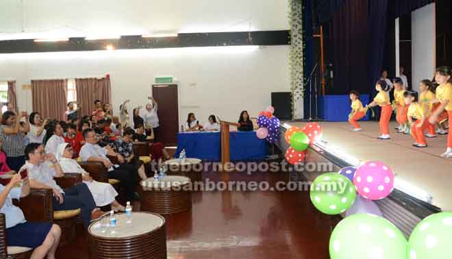  Richard bersama tetamu menyaksikan persembahan kanak-kanak tadika sempena majlis graduasi di Kelab Gymkhana Miri.