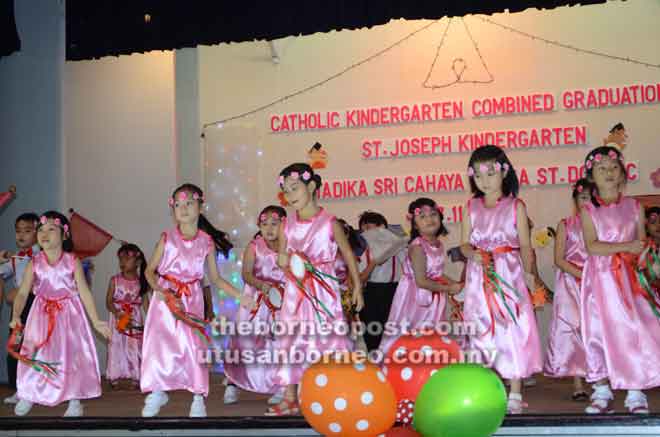  Kanak-kanak Tadika St Joseph menampilkan persembahan menarik, tarian ‘Days of Elijah’.